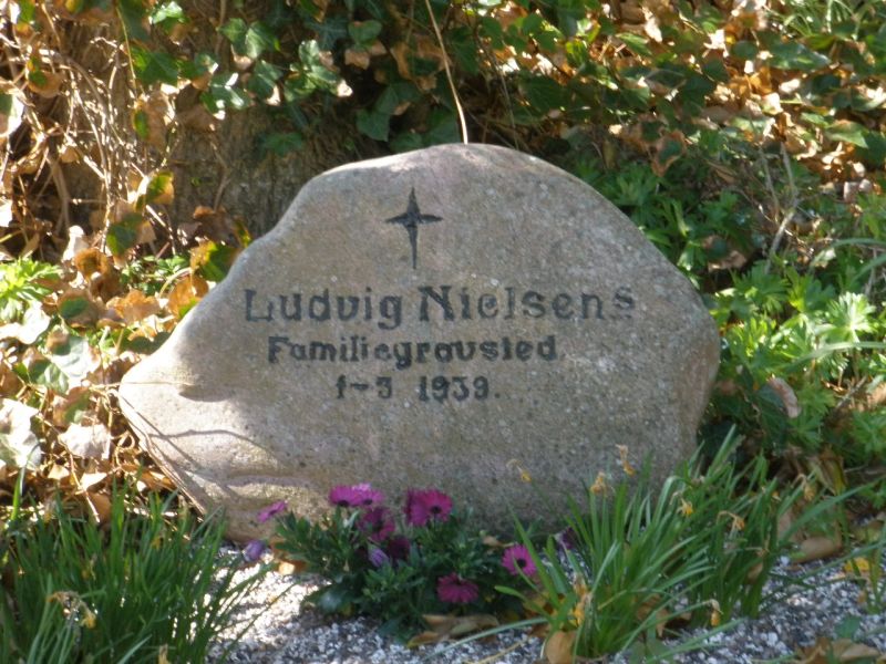 Ludvig Nielsen's familiegravsted.JPG